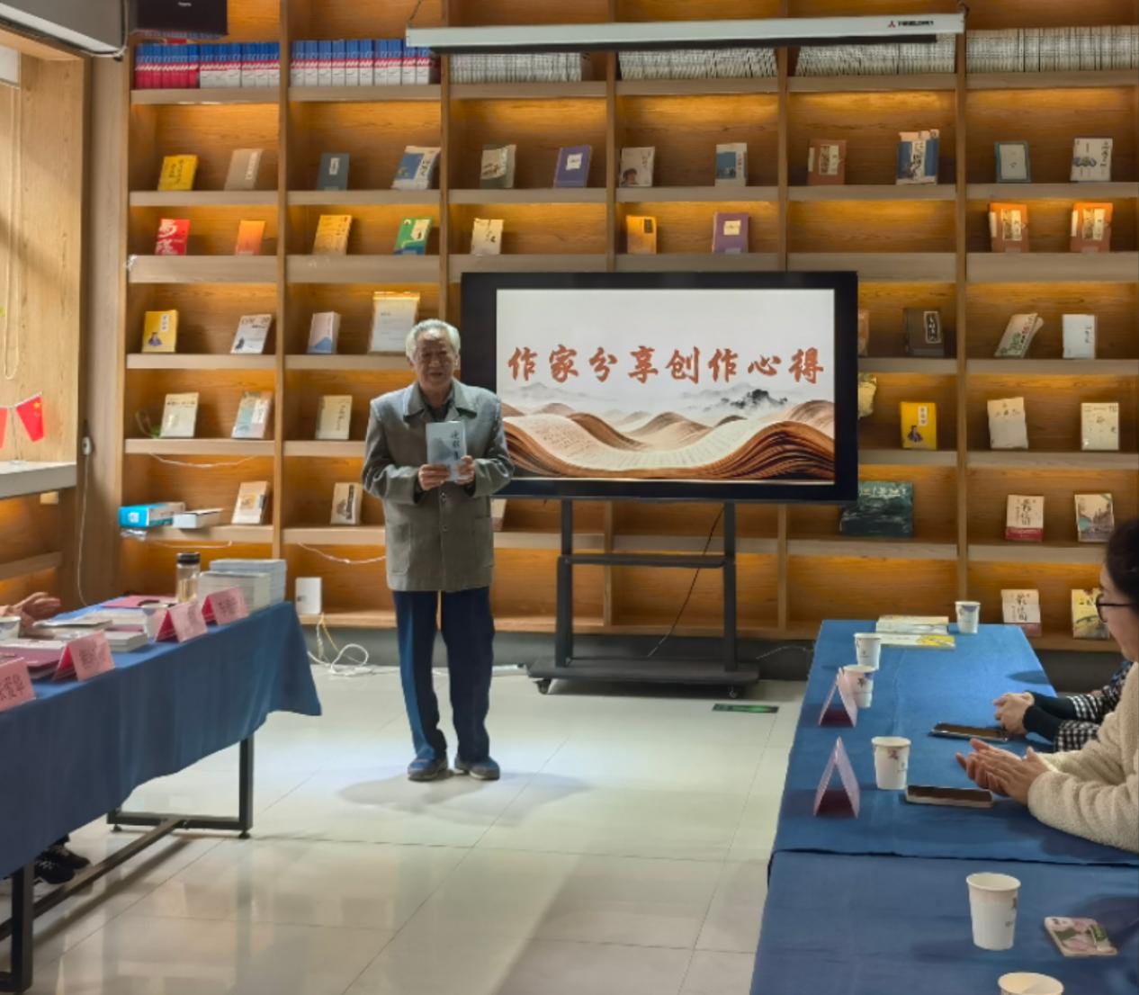 墨香传情，文脉相承 七位本土作家向襄阳市图书馆捐赠著作，共筑城市文化记忆